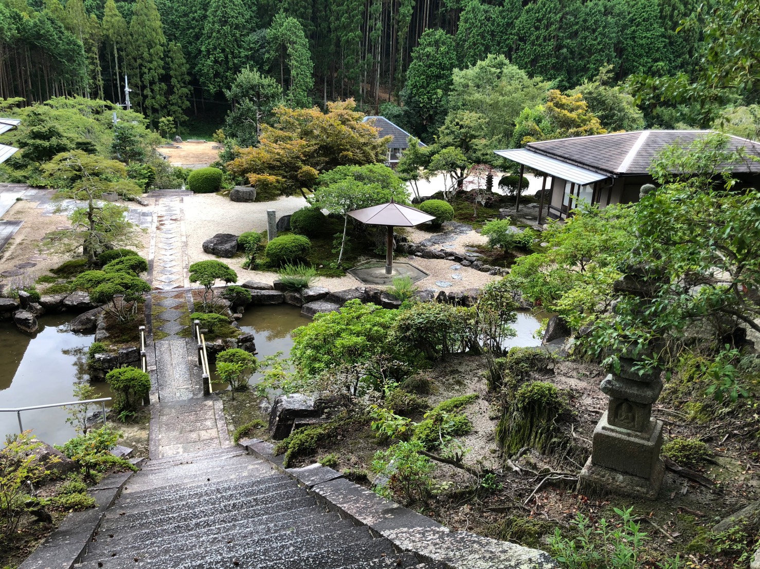 明王寺庭